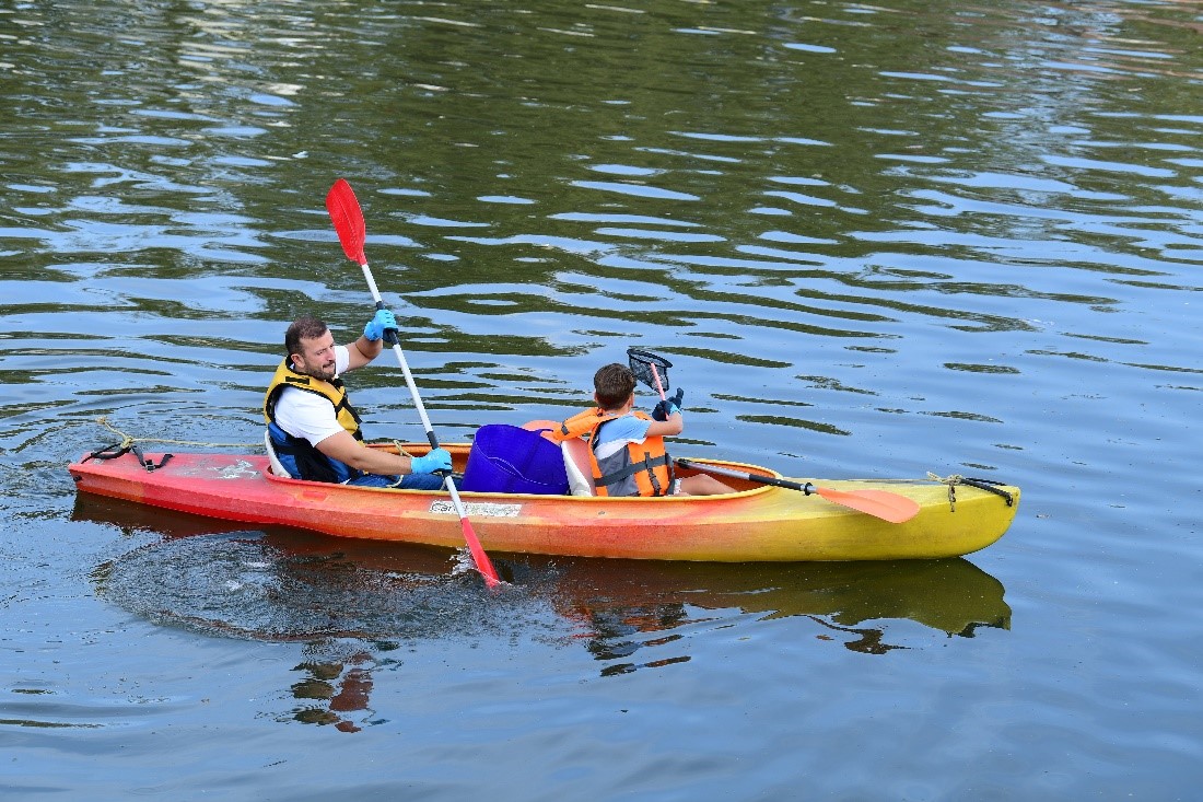 #EUBeachCleanup event in Brussels with Commissioner Virginijus Sinkevičius in a kayak