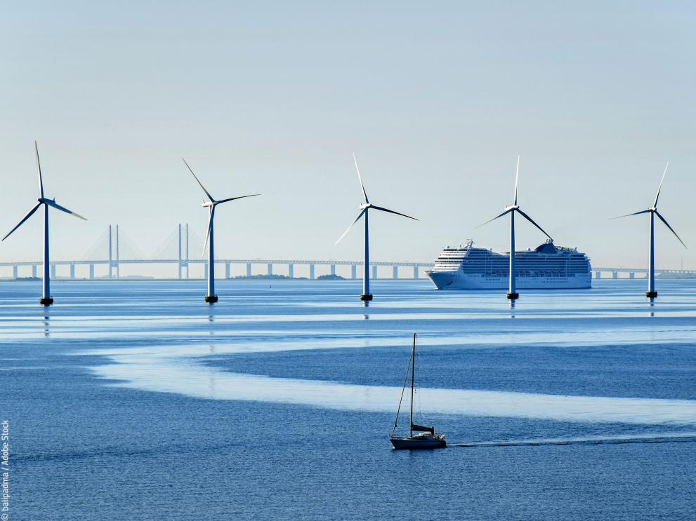 Offshore wind turbines on the coast of Copenhagen, Denmark © balipadma / Adobe Stock