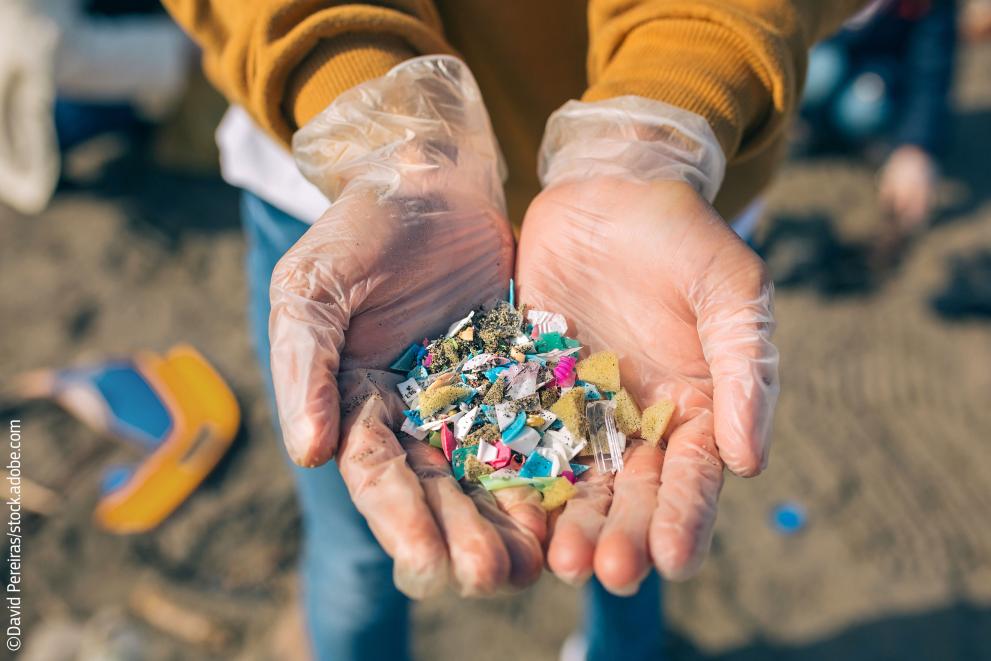 Detail of hands showing microplastics on the beach ©David Pereiras/stock.adobe.com