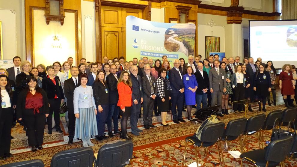 Kęstutis Sadauskas, Deputy Director-General of Directorate-General for Fisheries and Maritime Affairs and Mission Manager, and Pascal Lamy, Mission Board Chair, with participants in the Danube Lighthouse launch event