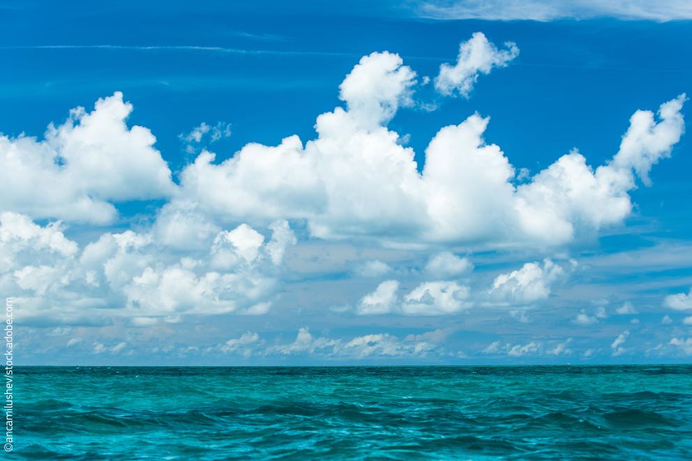 Tropical turquoise water and blue sky ©ancamilushev/stock.adobe.com