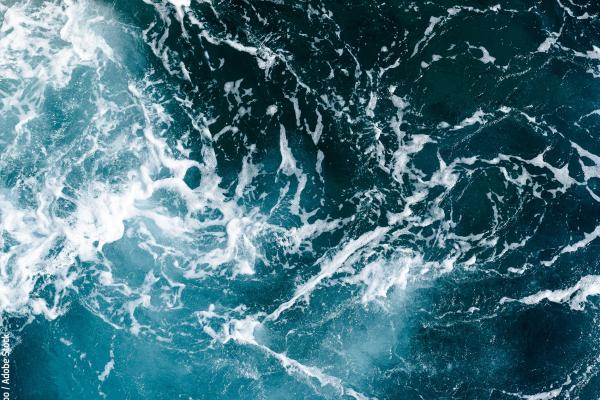 Sea water with foam © vivoo / Adobe Stock