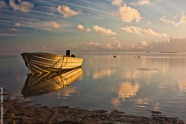 Fishing boat at the calm inlet of Aitutaki, Cook Islands © LindaPhotography / Adobe Stock