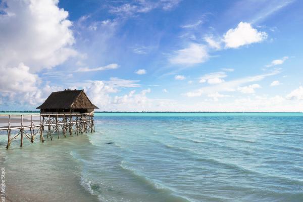 Small hut on a sunny day and blue sky, Kiribati, Micronesia in the central Pacific Ocean © weat / Adobe Stock
