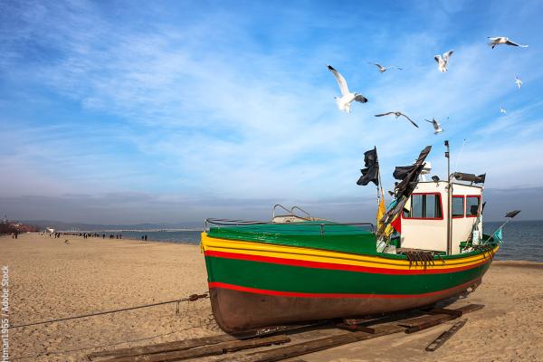 Fishing boat on the beach in Sopot, Poland © Nightman1965 / Adobe Stock