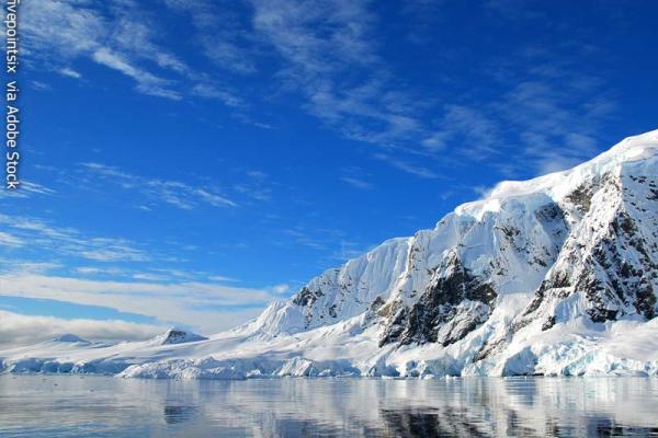 View of Antarctic landscape, sunny skies © fivepointsix / Adobe Stock