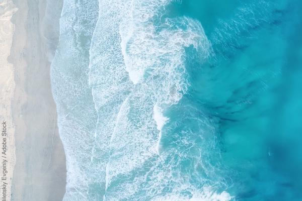 Waves on the beach. © Biletskiy Evgeniy / Adobe Stock