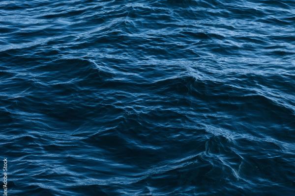 Dark blue ocean waves ©Alex/Adobe Stock