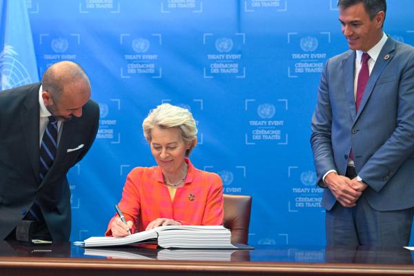 European Commission President Ursula von der Leyen signs the High Seas Treaty next to Pedro Sánchez, Spanish Prime Minister.